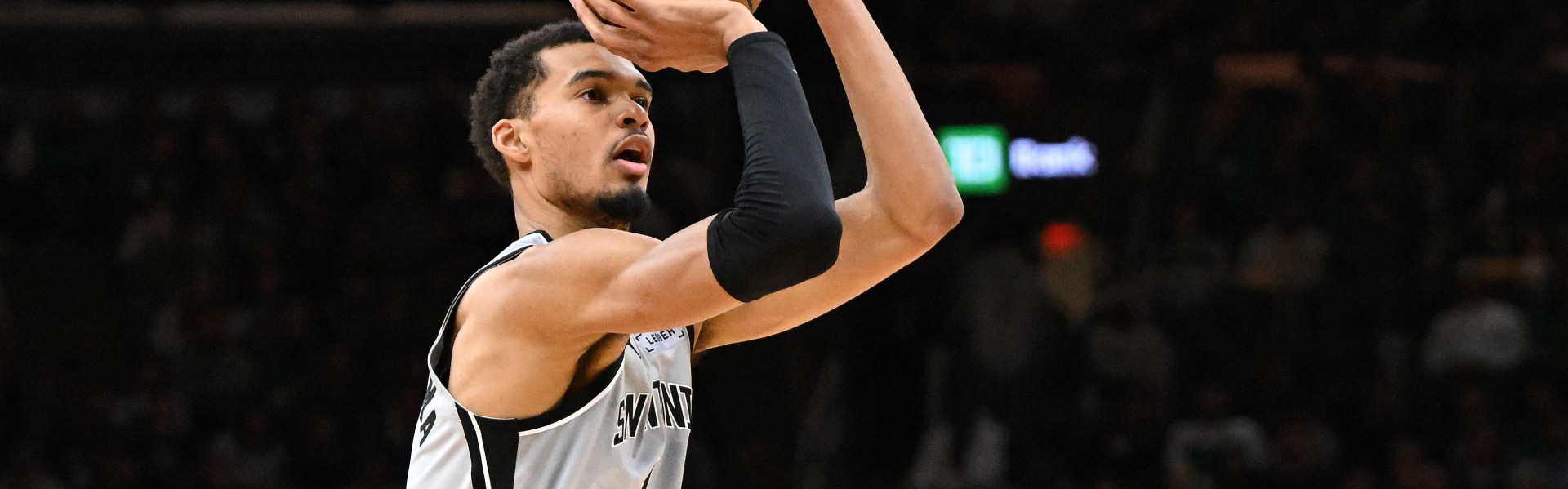 2026世界杯手机观看平台-全是三分对飚~马刺雄鹿第三节外线接连发炮 文班迎射特纳打停雄鹿